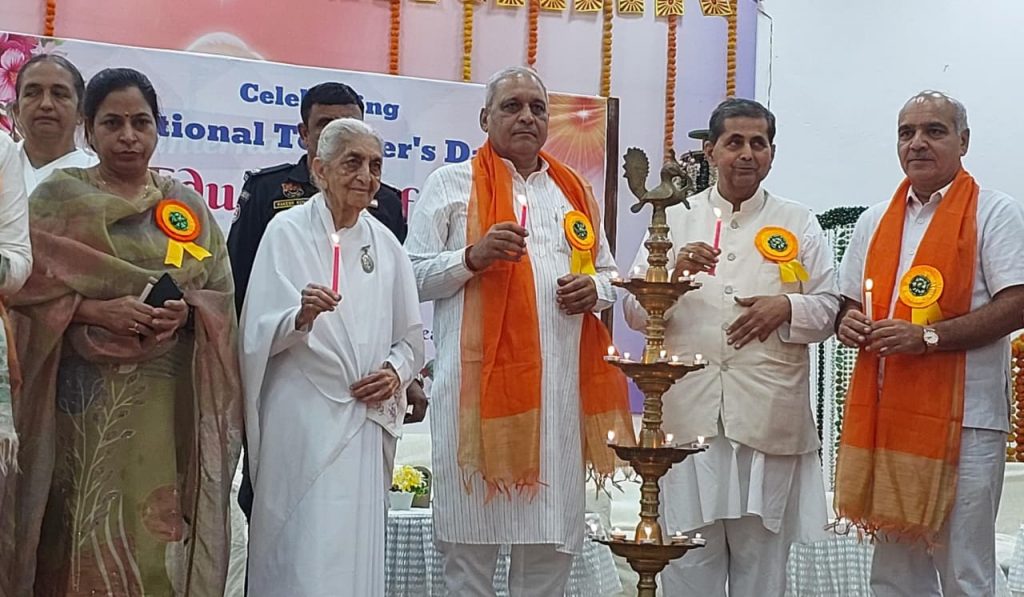 शिक्षाविद सम्मलेन में एवं 100 विशिष्ट शिक्षकों को सम्मानित भी किया गया।